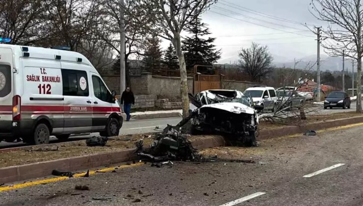 Kırşehir’de Trafik Kazası: Sürücü Ağır Yaralandı